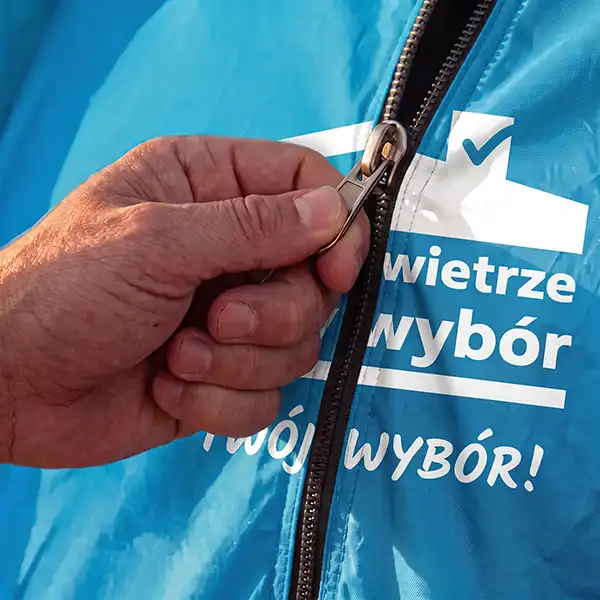 Wymienne poszycie namiotu Igloo z nowym herbem gminy